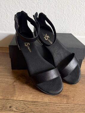 Yosi Samra Flat Sandals Size 8